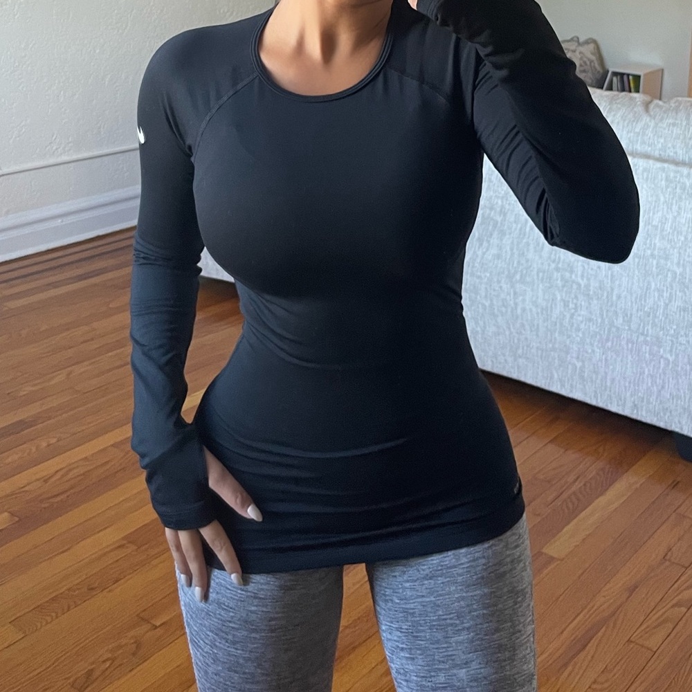 Gorgeous black Nike dri-fit fleece inside crew neck long sleeve😍